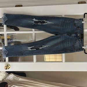 Super cute distressed denim jeans! Size 7. Frayed hems 👌🏽😍